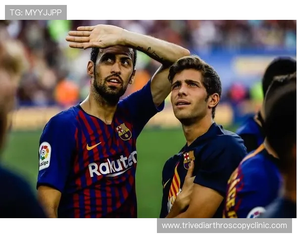 莫拉塔与罗贝托深情致敬布斯克茨感谢传奇生涯与无私奉献 莫拉塔与罗贝托深情致敬布斯克茨感谢传奇生涯与无私奉献