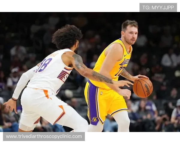 原创交易东契奇成NBA最蠢决策！湖人白捡超巨9个月狂赢35场，达拉斯球迷抬棺抗议