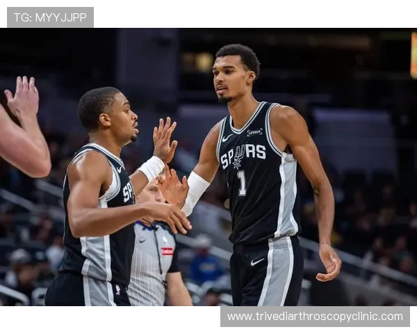 原创西部排名再度混战!马刺追平火箭,两队争夺第六席位,独行侠三连胜势头正劲 原创西部排名再度混战!马刺追平火箭,两队争夺第六席位,独行侠三连胜势头正劲